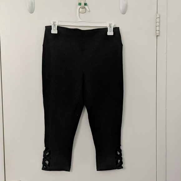 Capris - cotton and spandex size M key hole design - Picture 1 of 2